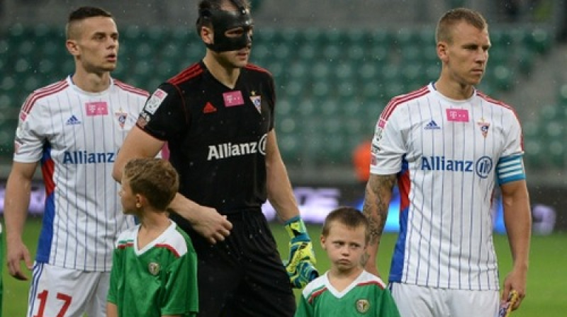 Pāvels Šteinbors arī pēdējā mačā pret Vroclavas "Slask" (0:2) spēlēja sejas maskā
Foto: slaskwroclaw.pl