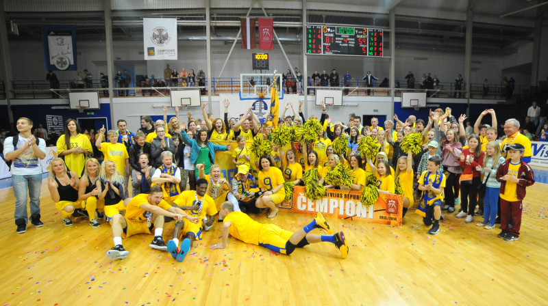 BK "Ventspils" līdzjutēji kopā ar savu komandu - Pilsēta uz laukuma
foto: bkventspils.lv