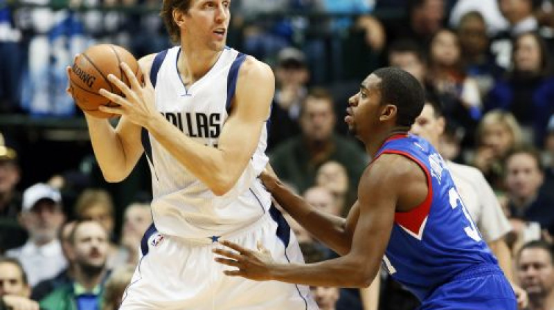 Dirka Novicka un Holisa Tompsona augumu attiecība ļoti labi rasturo "Mavericks" un "76ers" spēku samērus
Foto: AP/Scanpix