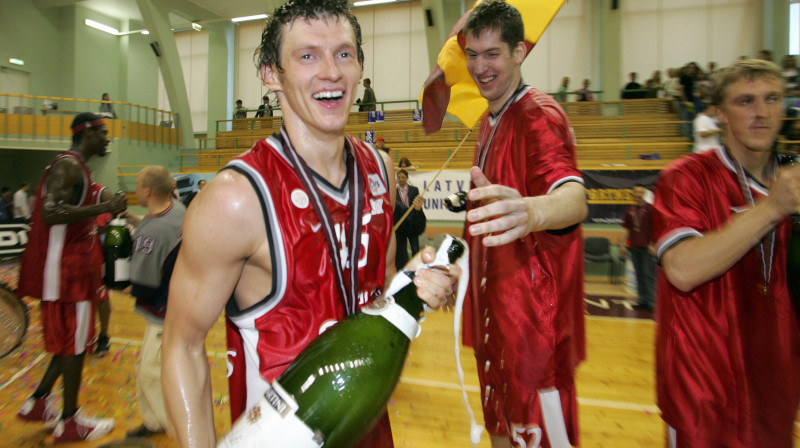 Jānis Blūms "Ventspils" sastāvā kļuvis par divkārtējo LBL čempionu.
foto: Romāns Kokšarovs ("Sporta Avīze")