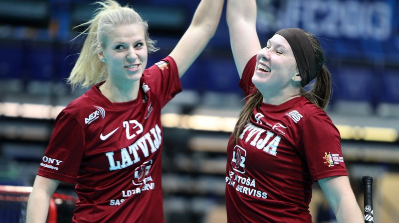 Līga Garklāva (#23) un Luīze Biļinska (#8)
Foto: Ritvars Raits, floorball.lv