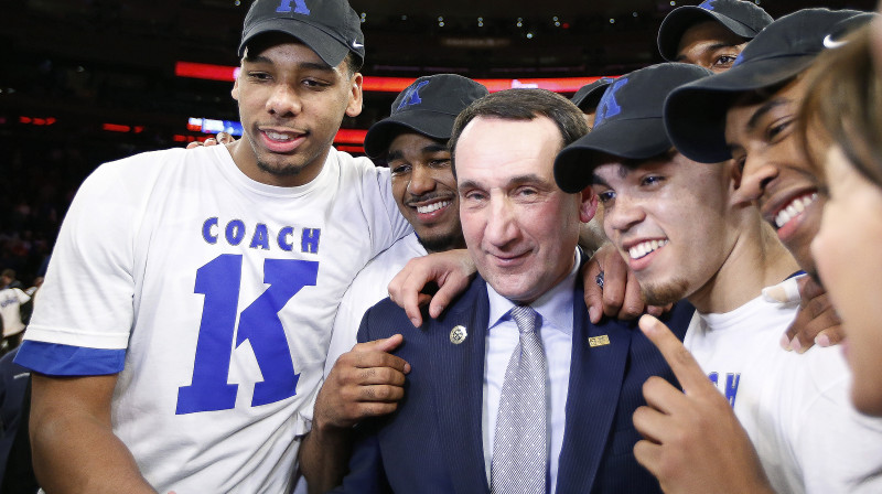 Maiks Kžiževskis un "Duke" spēlētāji 2015. gada 25. janvārī "Madison Square Garden" arēnā Ņujorkā
Foto: AP/Scanpix