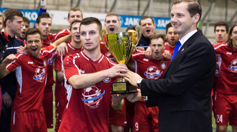 ''Skonto FC'' kapteinis Igors Kozlovs saņem uzvarētāju kausu.
Foto: Māris Greidāns