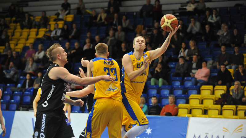 Uz grozu dodas Māris Gulbis
Foto: bkventspils.lv