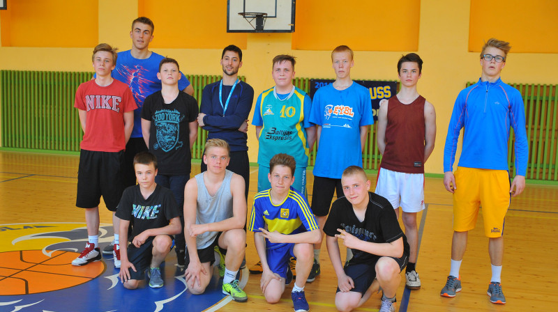 Mārtiņš Meiers un Nikolaos Gkikas kopā ar savu "Basketvīrusa" komandu - Ventspils 4. vidusskola