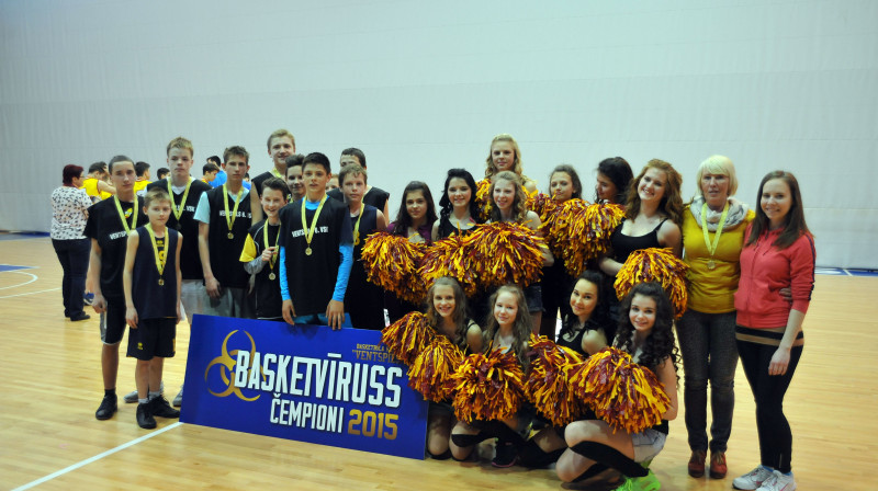 "Basketvīruss 2015" čempioni Ventspils 6. vidusskola ar savām atbalstītājām