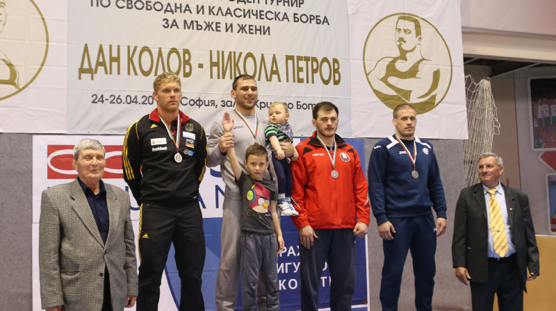 Imants Lagodskis (pa labi) uz pjedestāla Sofijā
Foto:  Kostadins Andonovs, bul-wrestling.org