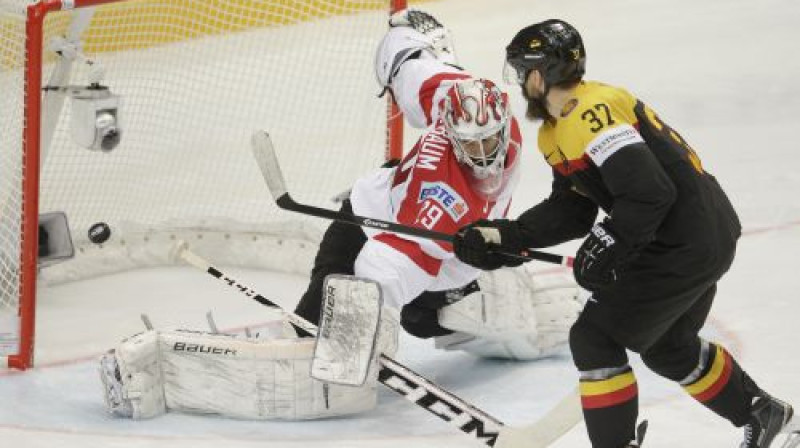 Bernhards Štarkbaums atvaira Patrika Raimera bullīti
Foto: AFP/Scanpix