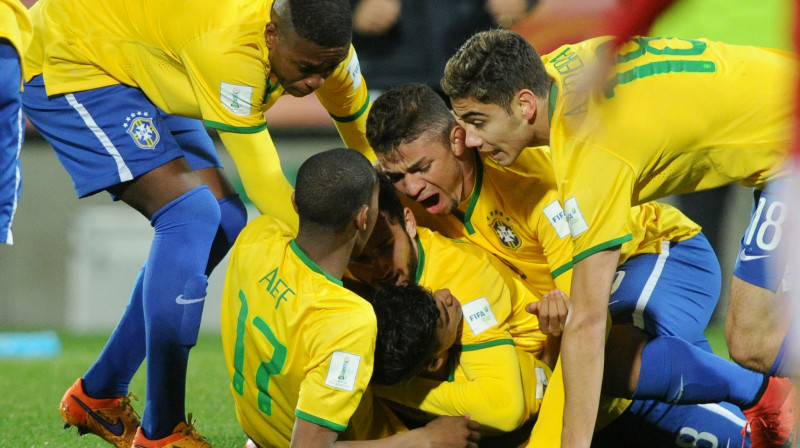 Brazīlijas izlases spēlētāji priecājas pēc gūtajiem vārtiem
Foto: TT NYHETSBYRÅN/Scanpix