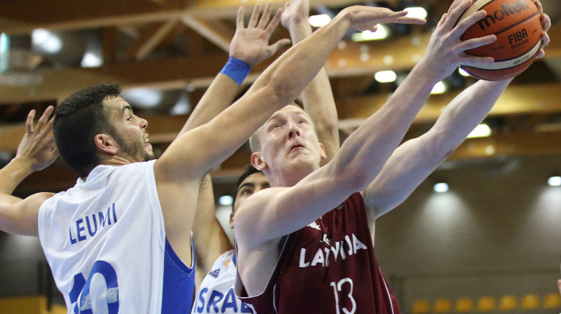 Rolands Šmits: 27 punkti un 17 atlēkušās bumbas spēlē ar Izraēlas U20 komandu.
Foto: FIBAEurope.com