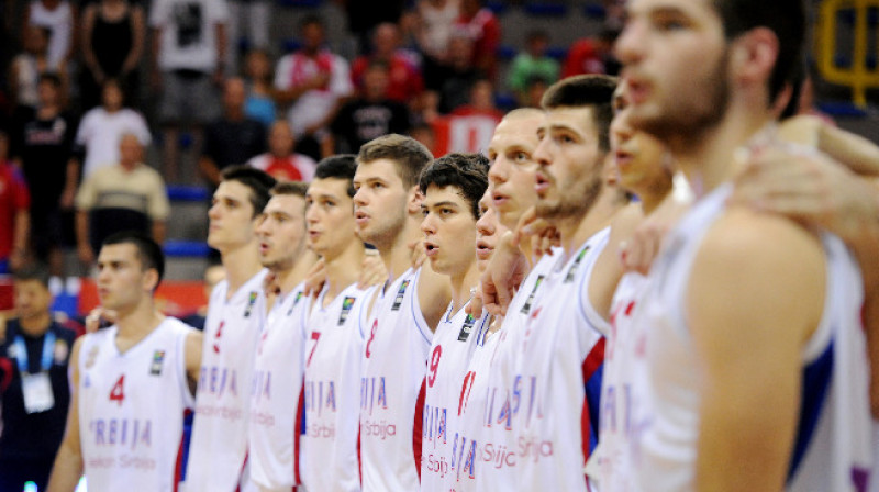 Serbijas spēlētāji pēc uzvaras finālā kopīgi nodziedāja nacionālo himnu "Bože pravde"
Foto: fibaeurope.com