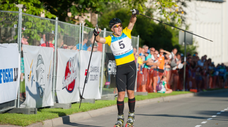 Raimo Vīgants finišē pirmais sprintā un priecājas par  lielisko panākumu pasaules kausa posmā junioriem. Foto:Infoski.lv