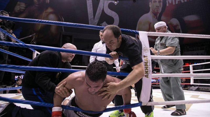 M.Čars saņem palīdzību pēc latvieša uzbrukuma 
Foto: Akhmat Fight Show