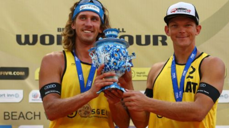 Aleksandrs Samoilovs un Jānis Šmēdiņš ar Sočos iegūto trofeju
Foto: FIVB