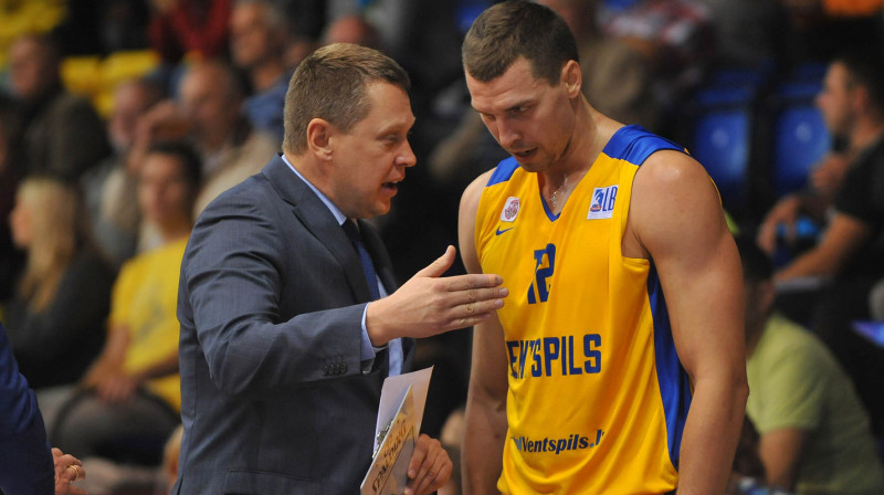 BK "Ventspils" treneris Gints Fogels dod padomu Andrejam Šeļakovam
foto:bkventspils.lv