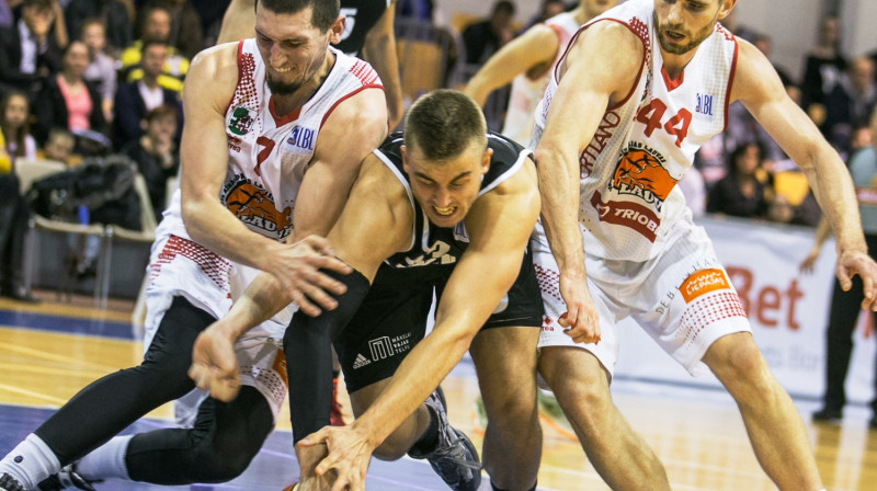 Mārtiņš Meiers cīņā ar Stīvu Zeku un Arnoldu Helmani
Foto: Mikus Kļaviņš, vefriga.com