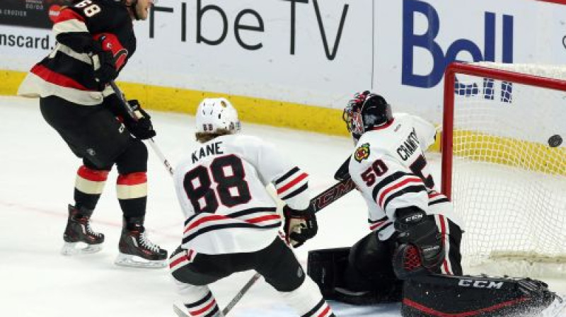 Patriks Keins (centrā) noskatās, kā Maiks Hofmans gūst "Senators" uzvaras vārtus
Foto: AP/Scanpix