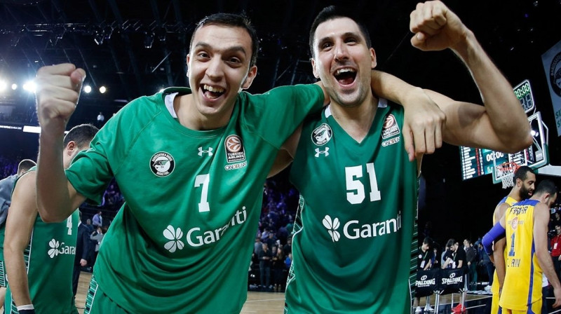 Milko Bjeļica un Metins Turens priecājas par "Daruššafaka" iekļūšanu "Top 16" turnīrā
Foto: euroleague.net