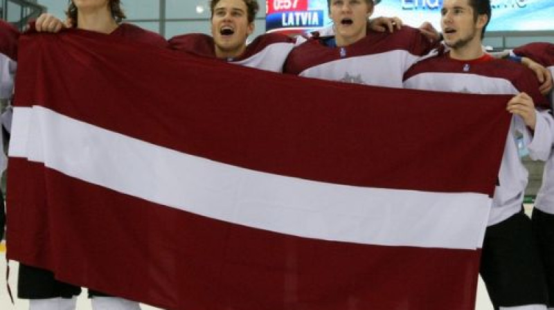 Latvijas U20 hokejisti priecājas par panākumu
Foto: Werner Kraibucher, IIHF