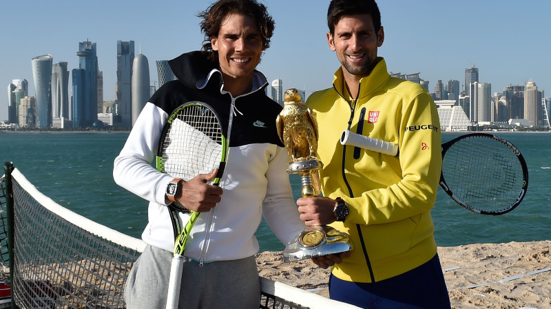 Rafaels Nadals un Novaks Džokovičs pozē ar Dohas turnīra trofeju
Foto: AFP/Scanpix