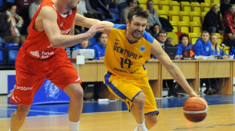 Kristapam Janičenokam šajā spēlē 21 gūtais punkts un divas nesportiskās piezīmes.
Foto: bkventspils.lv