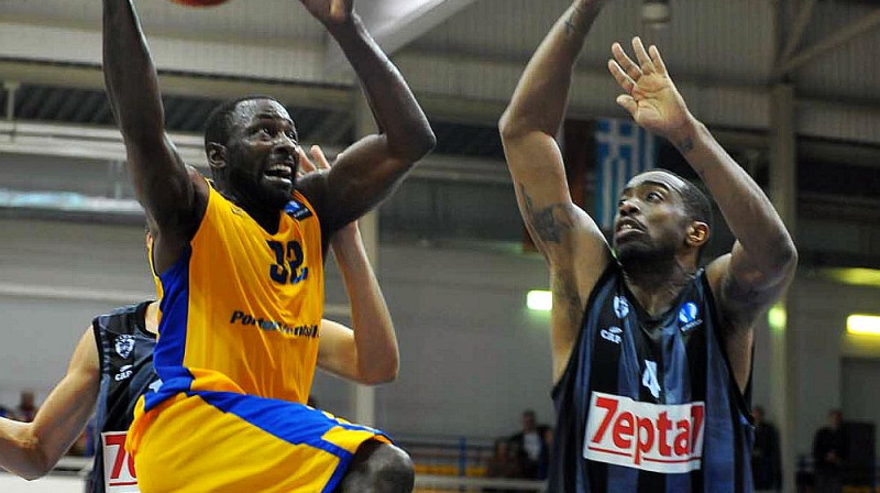 Kevins Lengfords vēl PAOK formā pret Meiru Četmenu.
Foto: bkventspils.lv