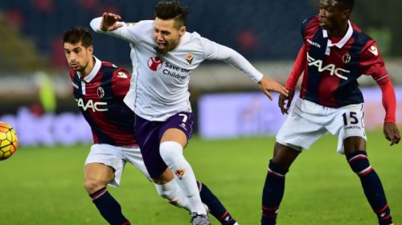 Mauro Zarate cīņā ar ''Genoa'' spēlētājiem
Foto: AFP/Scanpix