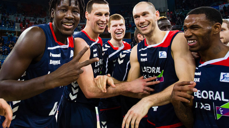 Dāvis Bertāns ar komandas biedriem
Foto: baskonia.com