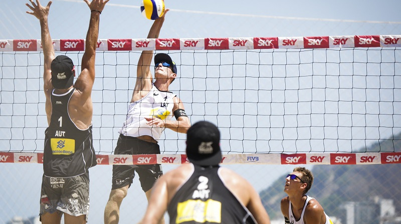 Mārtiņš Pļaviņš uzbrukumā
Foto: FIVB