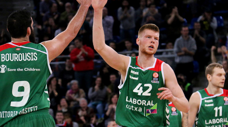 Joannis Burusis un Dāvis Bertāns. 
Foto: baskonia.com