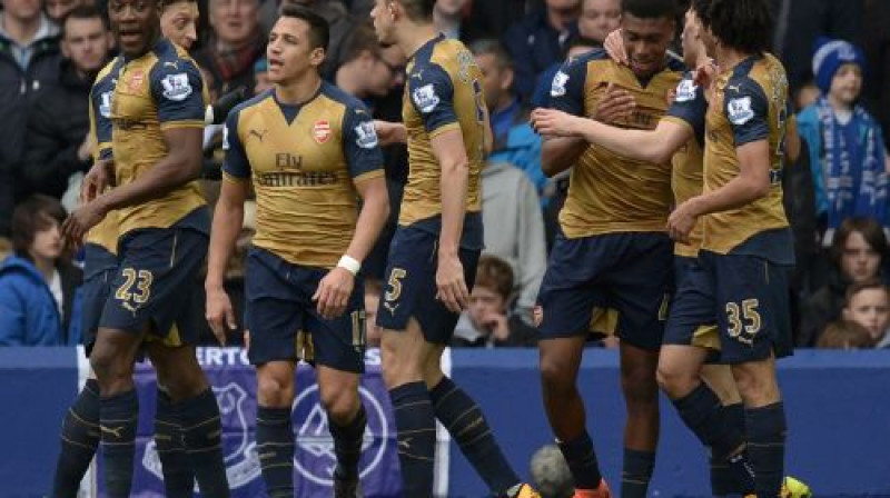 ''Arsenal'' līksmo pēc Aleksa Ivobi gūtajiem vārtiem
Foto: AFP/Scanpix