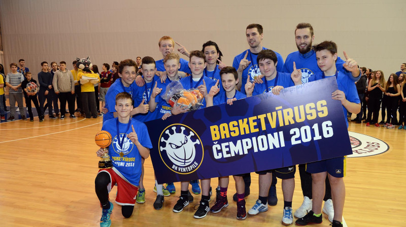 "Basketvīruss 2016" čempioni Ventspils 4. vidusskolas basketbola komanda un viņu treneri Žanis Peiners un Andrejs Šeļakovs