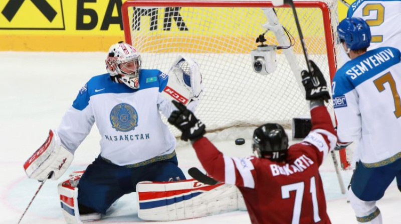 Roberts Bukarts priecājas par vārtu guvumu aizvakardienas spēlē, bet šovakar būs iemesls atzīmēt kazahu iemestās ripas
Foto: Sergei Fadeichev/TASS/Scanpix