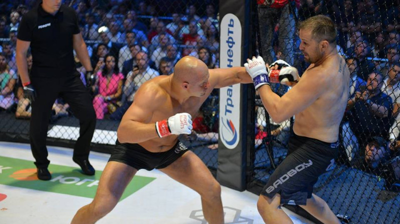 Fjodors Jemeļjaņenko (no kreisās) cīņā ar Fabio Maldonado
Foto: sherdog.com