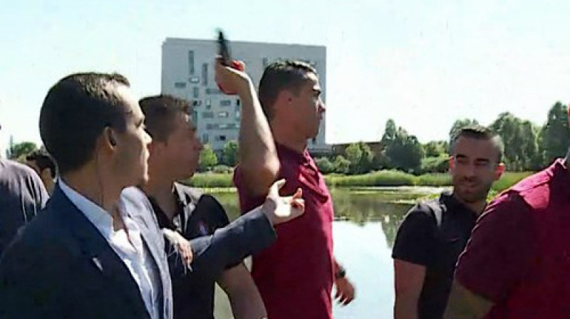 Krištianu Ronaldu iemet reportiera mikrofonu ezerā
Foto: CM TV / cmjornal.xl.pt