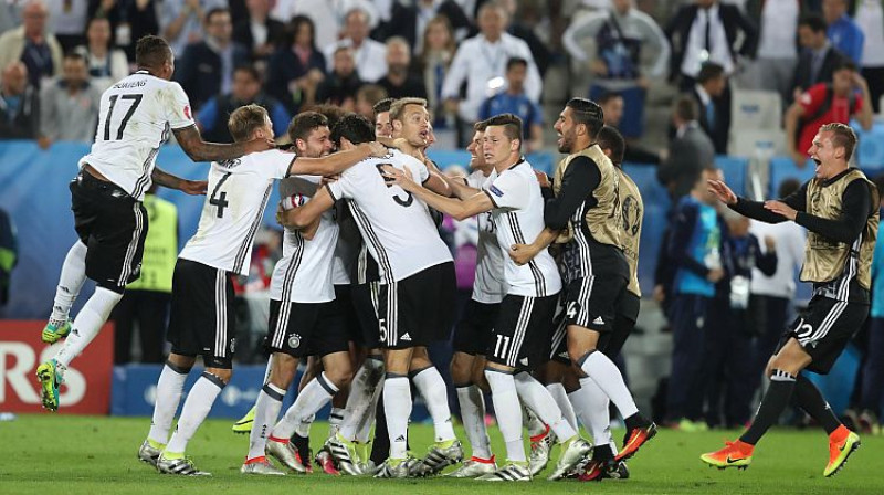 Vācijas izlase līksmo pēc izcīnītās uzvaras
Foto: AP/Scanpix