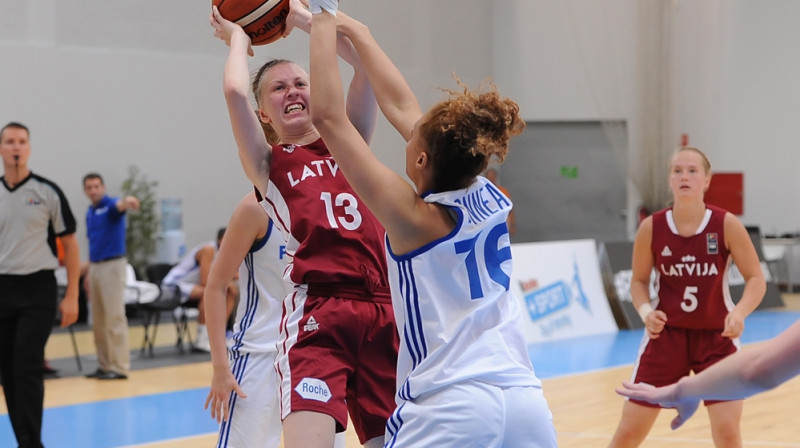 Dinija Pāvelsone un Latvijas U20 izlase spēles otrajā puslaikā iestrēga Francijas aizsardzībā.
Foto: FIBA.com