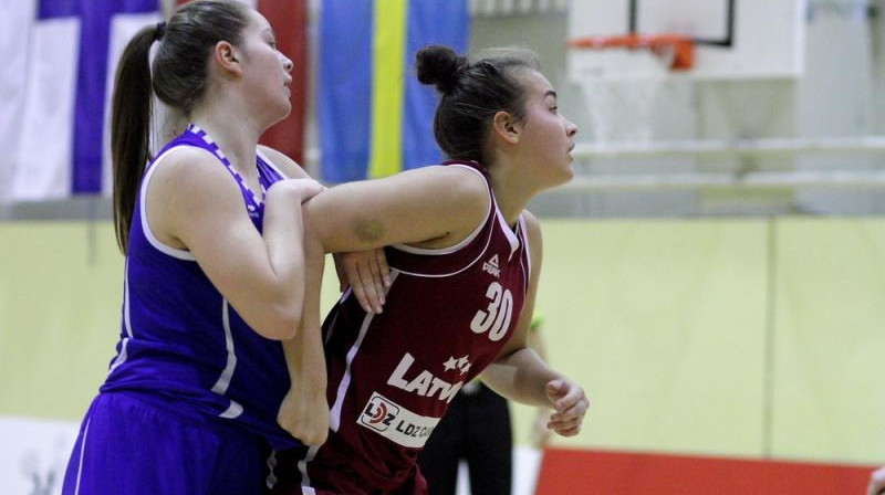 Aleksa Gulbe un U16 meiteņu izlase: pēc nepilnas nedēļas starts Eiropas kadetu čempinātā.
Foto: FIBA.com