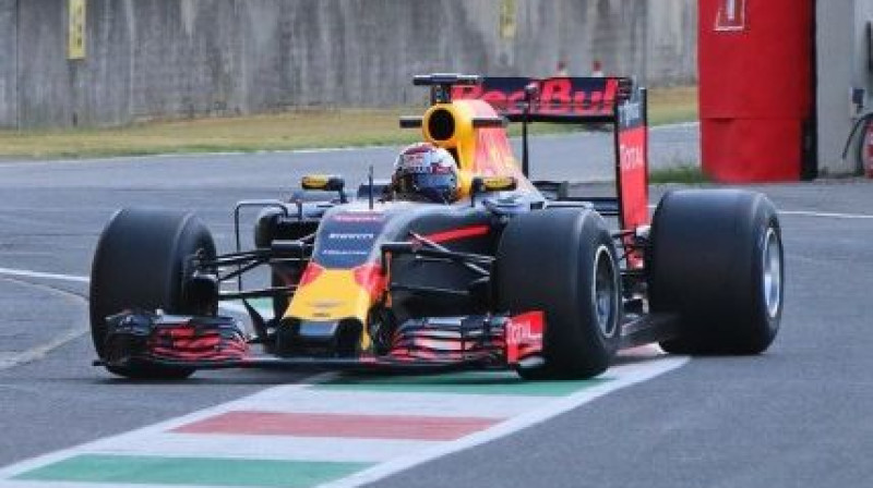 "Red Bull" ar jaunajām "Pirelli" riepām
Foto: Red Bull Racing