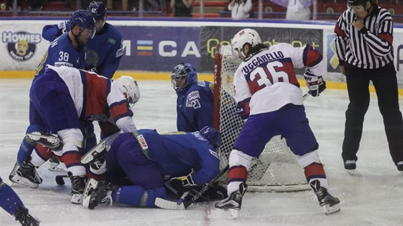 Matss Cukarelo Kazahstānas vārtu tuvumā
Foto: IIHF