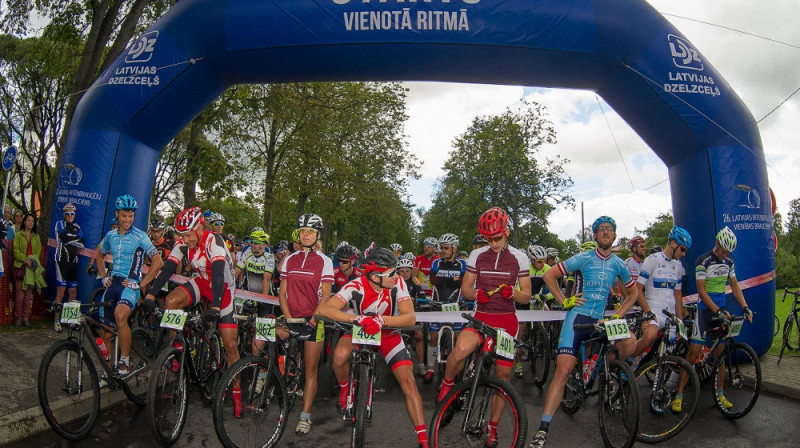 Pirms starta Latvijas valsts mežu MTB distances dalībnieki ar pasaules kausa posmu desmitnieka braucējiem un braucēju atbalstītājiem priekšgalā. Foto: J.Iļjina.