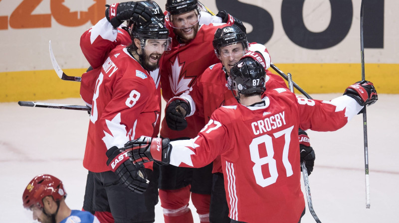 Kanādas izlase un Sidnijs Krosbijs
Foto: AP/Scanpix