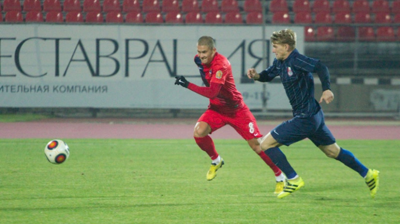 Vladimirs Kamešs (pa kreisi) 
Foto: fc-enisey.ru