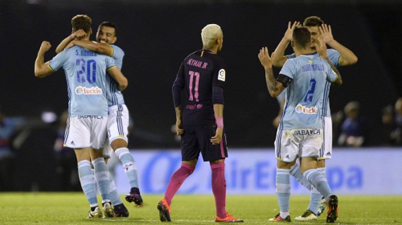 Neimārs priecīgu "Celta" futbolistu ielenkumā
Foto: AFP/Scanpix