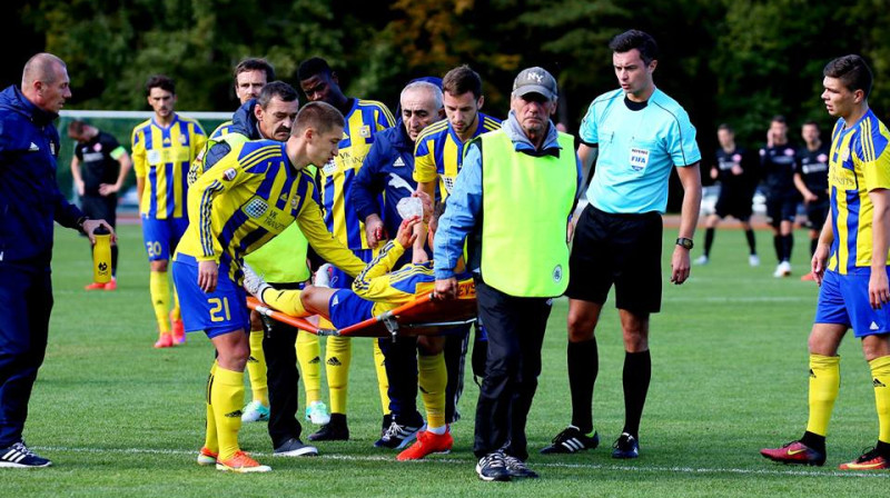 Vadims Žuļevs tiek nonests no laukuma
Foto: Nora Krevņeva