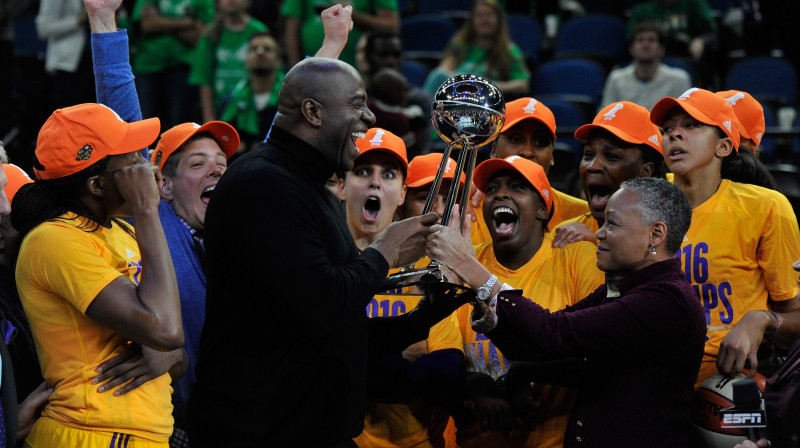 WNBA prezidente Liza Bordersa pasniedz čempionu kausu "Sparks" īpašniekam Maģiskajam Džonsonam
Foto: AFP/Scanpix