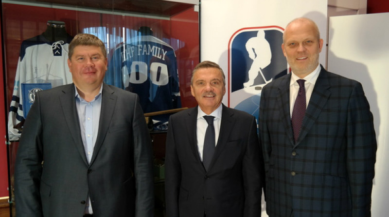 Aigaru Kalvīti un Viesturu Koziolu nu jau iepazinis arī IIHF prezidents Renē Fāzels.
Foto: IIHF / lhf.lv