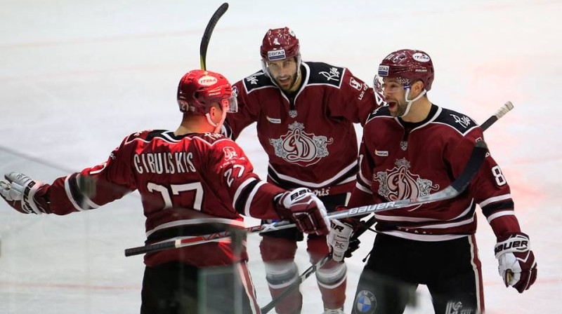 Džastins Šags un Koltons Gilīss kopā ar Oskaru Cibuļski atzīmē vārtu guvumu
Foto: Raimonds Volonts, Dinamo Rīga