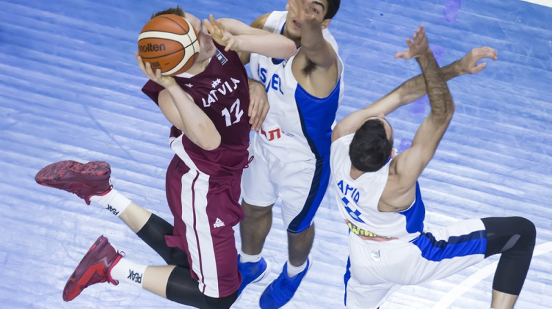 Artūrs Strautiņš: 24 punkti un 12 atlēkušās bumbas spēlē ar Izraēlas U18 izlasi.
Foto: FIBA.com