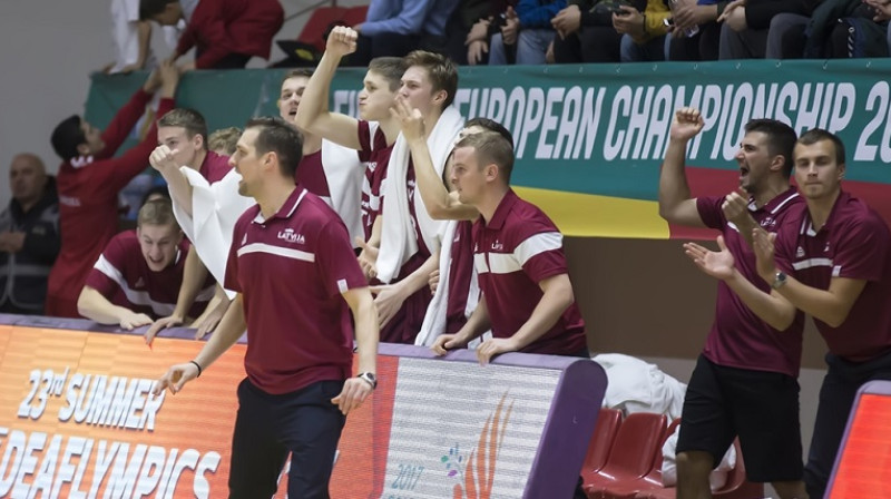 Raimonds Feldmanis ar komandu
Foto: FIBA